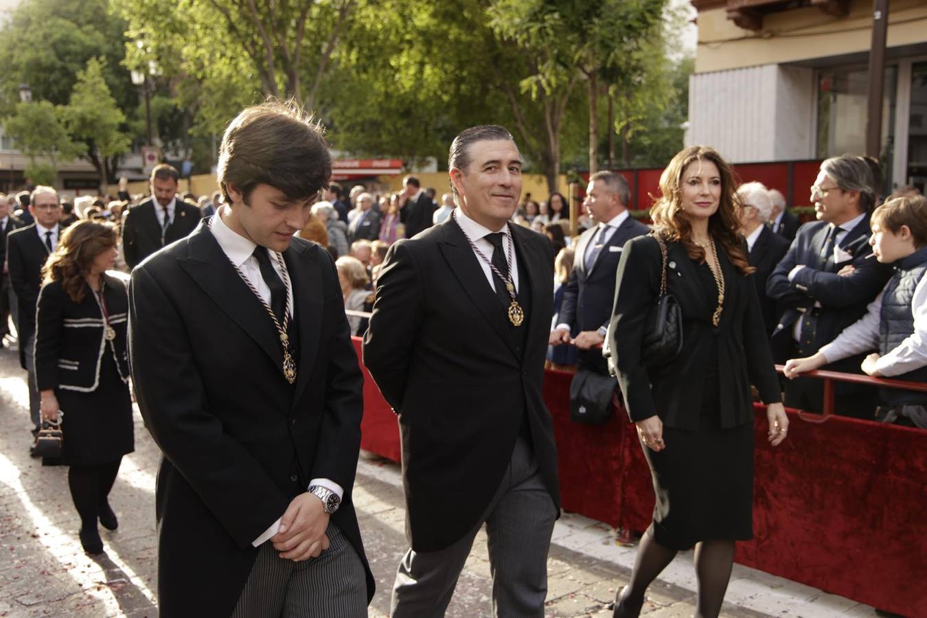 Procesión del Santo Entierro, en la que la hermandad ha estado acompañada por un cortejo con las principales autoridades de los distintos estamentos de la ciudad