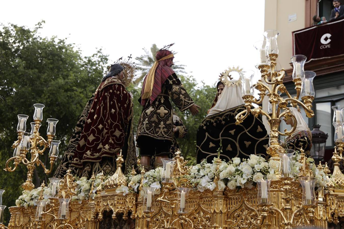 Procesión del Santo Entierro, en la que la hermandad ha estado acompañada por un cortejo con las principales autoridades de los distintos estamentos de la ciudad