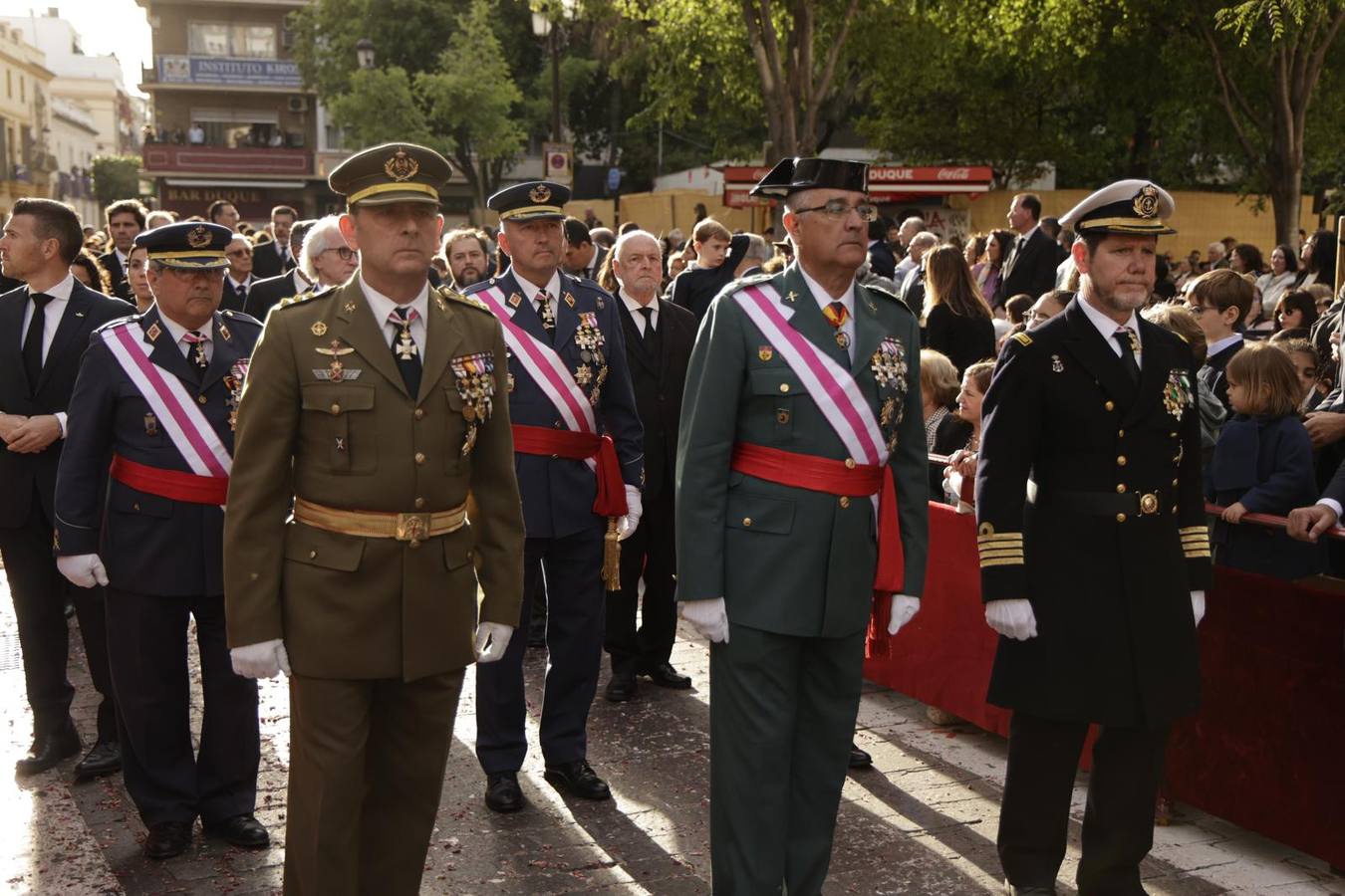 Procesión del Santo Entierro, en la que la hermandad ha estado acompañada por un cortejo con las principales autoridades de los distintos estamentos de la ciudad