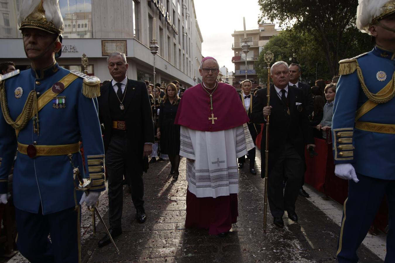 Procesión del Santo Entierro, en la que la hermandad ha estado acompañada por un cortejo con las principales autoridades de los distintos estamentos de la ciudad