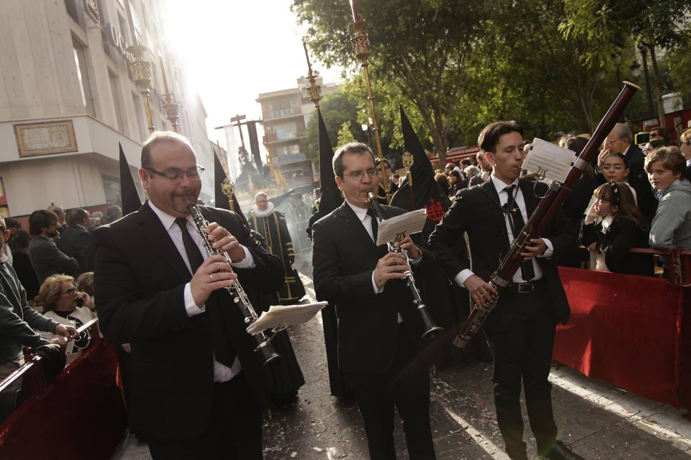 Procesión del Santo Entierro, en la que la hermandad ha estado acompañada por un cortejo con las principales autoridades de los distintos estamentos de la ciudad