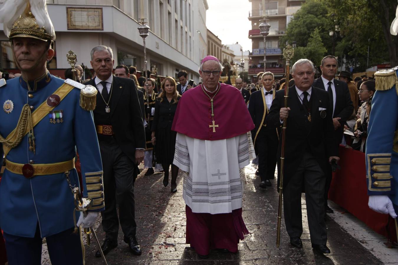 Procesión del Santo Entierro, en la que la hermandad ha estado acompañada por un cortejo con las principales autoridades de los distintos estamentos de la ciudad
