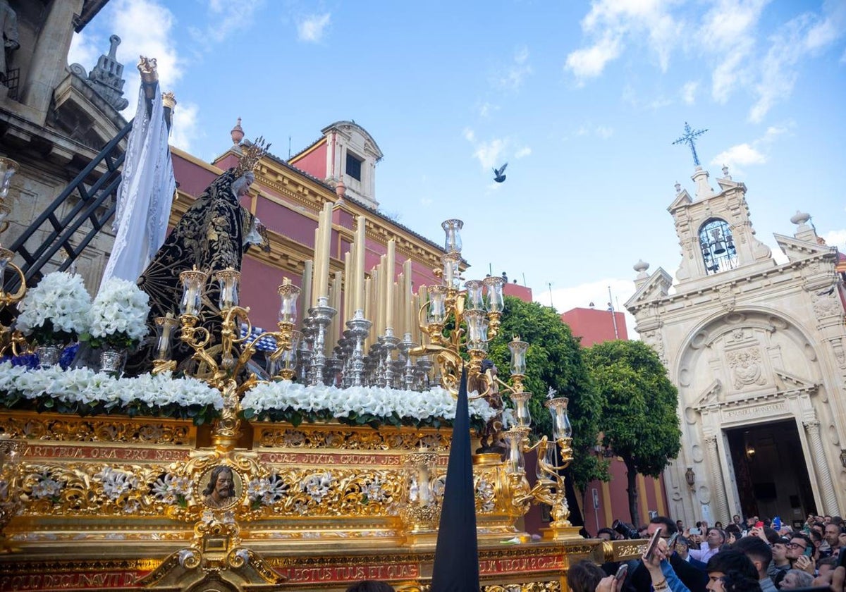 Salida de la hermandad de la Soledad, este Sábado Santo