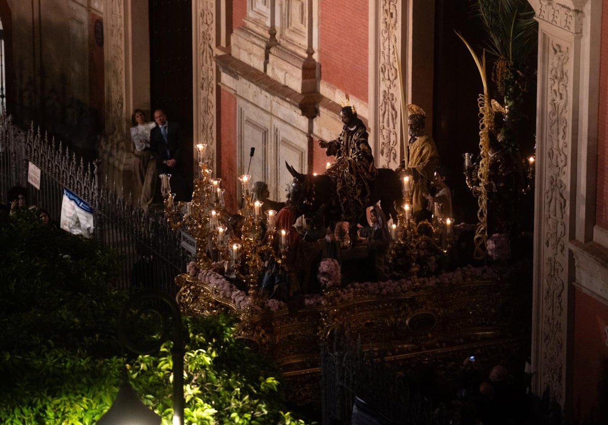 La Borriquita saliendo de noche del Salvador el Domingo de Ramos