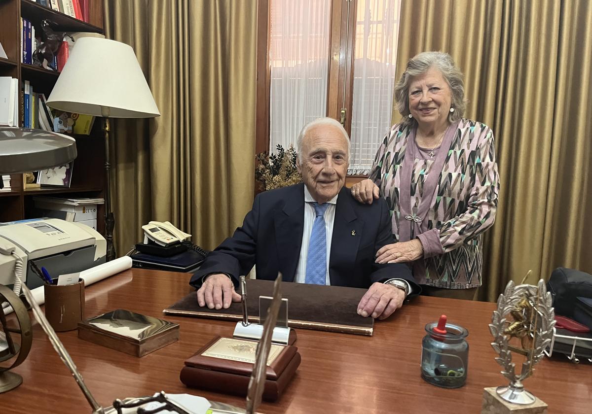 'Don Casto' y su señora, Aurora, que era su auxiliar, en la consulta que mantiene intacta