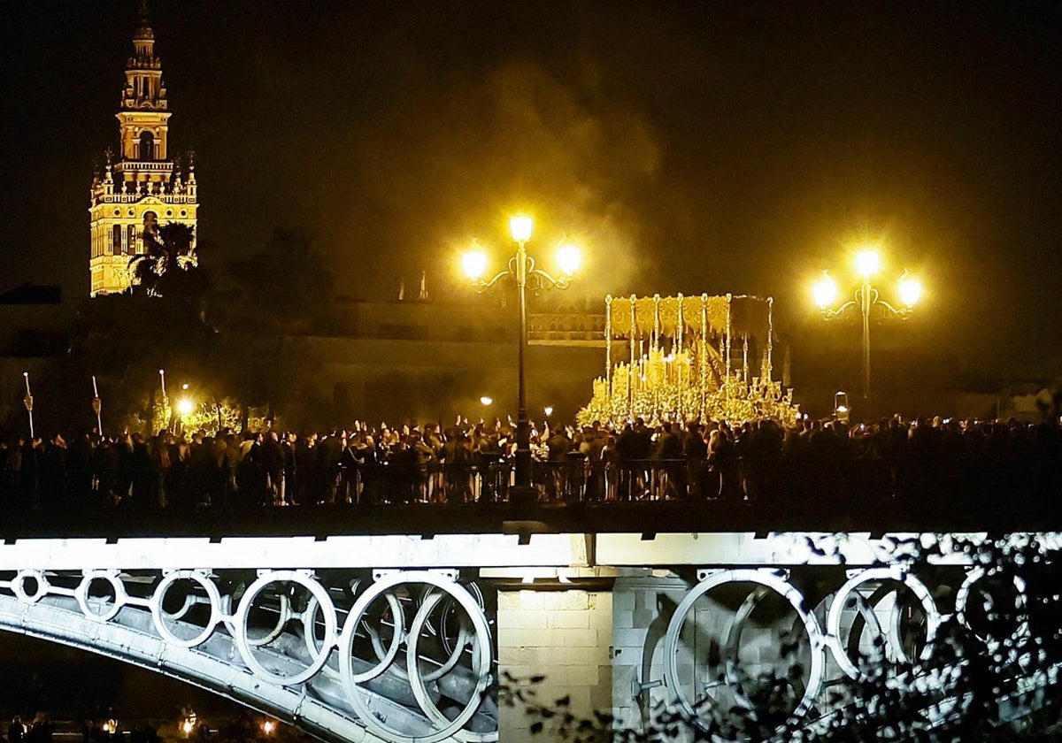 La Esperanza de Triana cruzando el Puente de Isabel II durante su estación de penitencia en la Semana Santa de Sevilla 2025