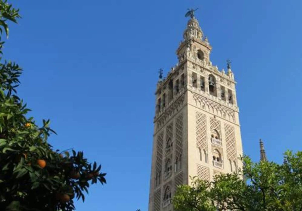 Doblan las campanas de la Giralda de Sevilla