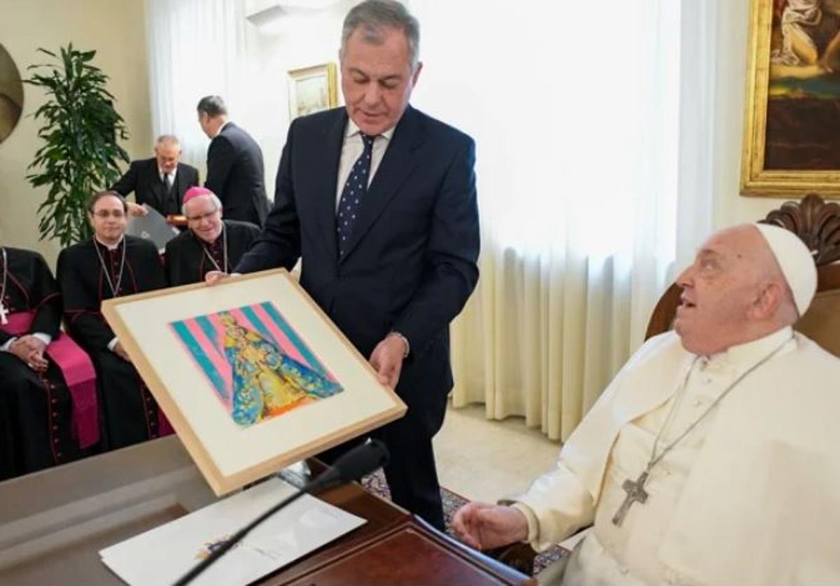 El alcalde de Sevilla le ha entregado un cuadro de la Virgen de los Reyes pintado por Ricardo Suárez