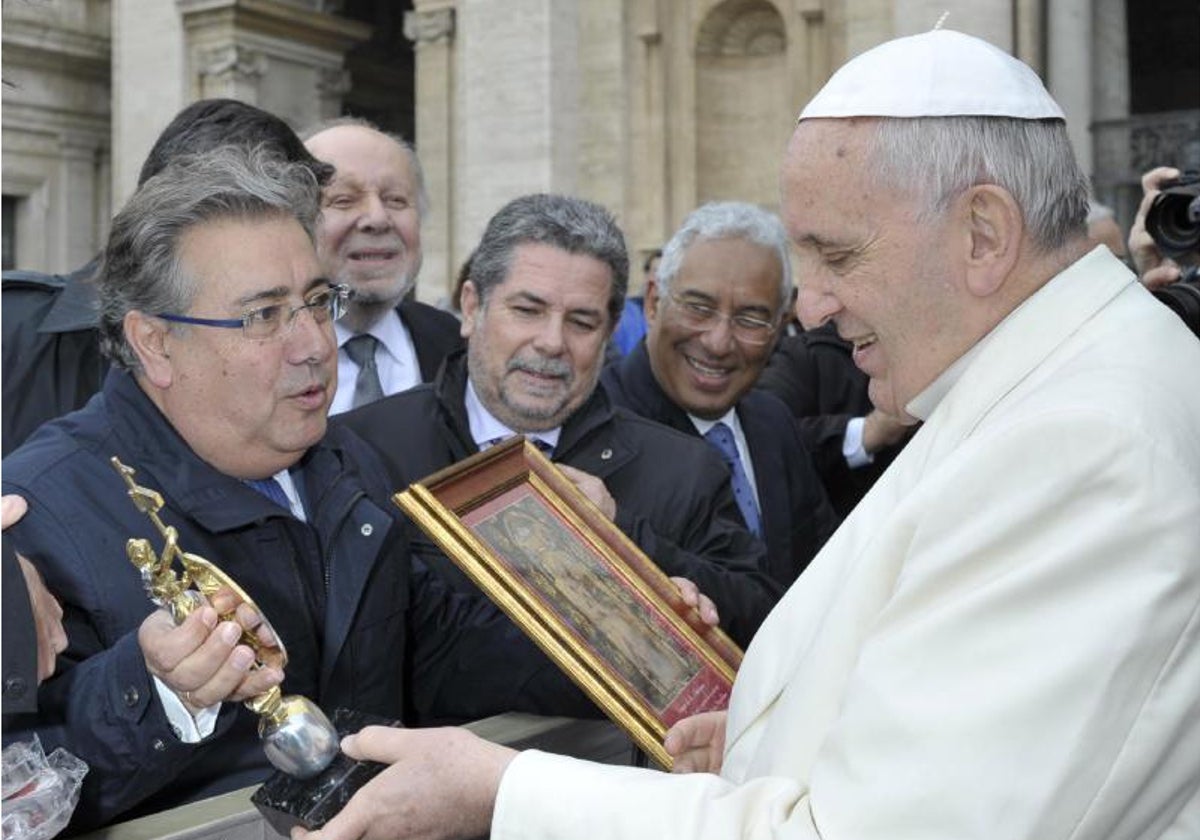 El Papa Francisco con Juan Ignacio Zoido, entregándole la Giraldilla, en presencia de Antonio Costa