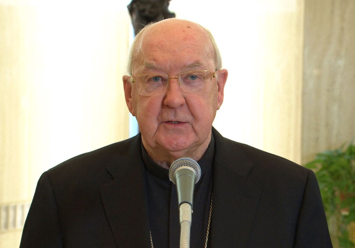 El Camarlengo, Kevin Farrell, en el momento en el que comunicó la muerte del Papa Francisco