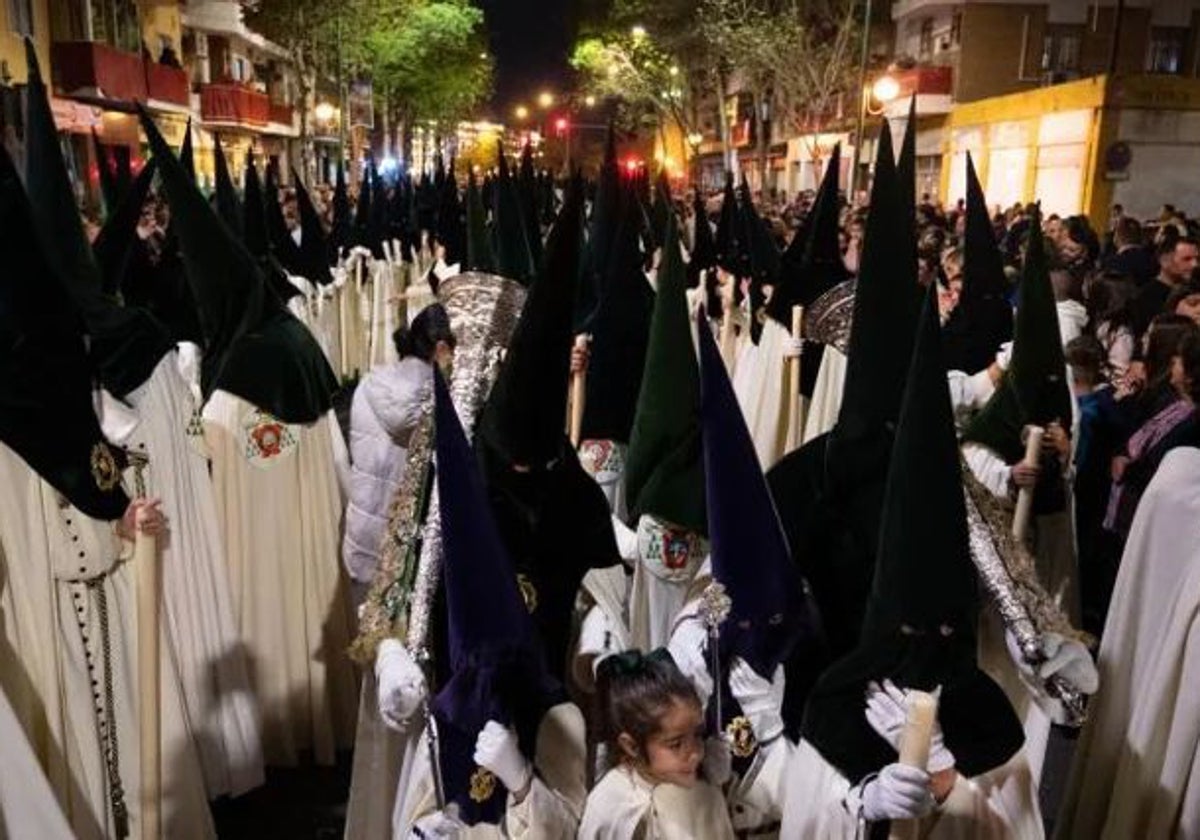 Nazarenos de la Macarena en fila de cuatro por la Resolana