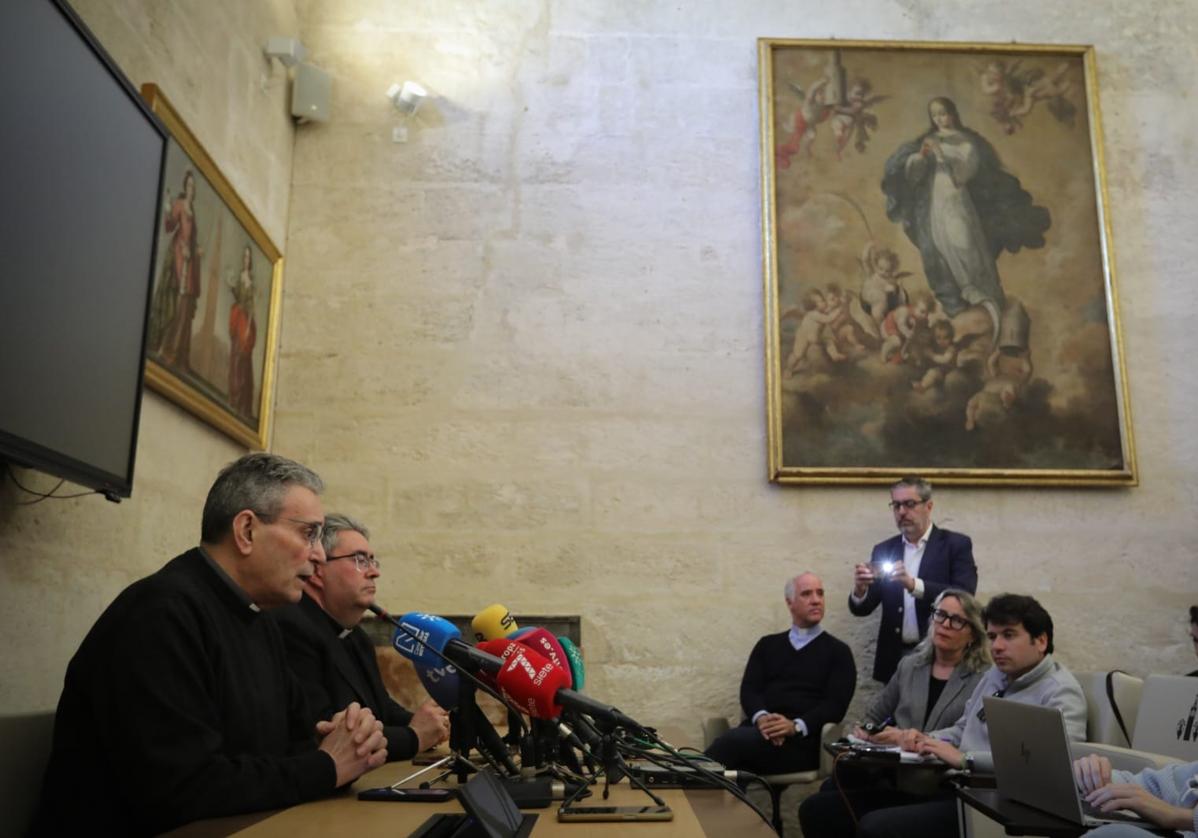 Luis Rueda y Marcelino Manzano, durante la rueda de prensa en la Catedral