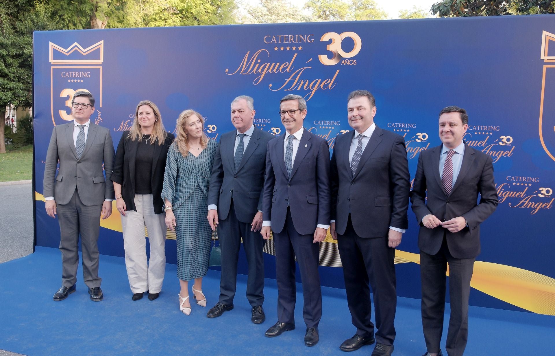 El alcalde José Luis Sanz, junto al consejero Paradela y ediles del Ayuntamiento de Sevilla con Miguel Ángel Jurado
