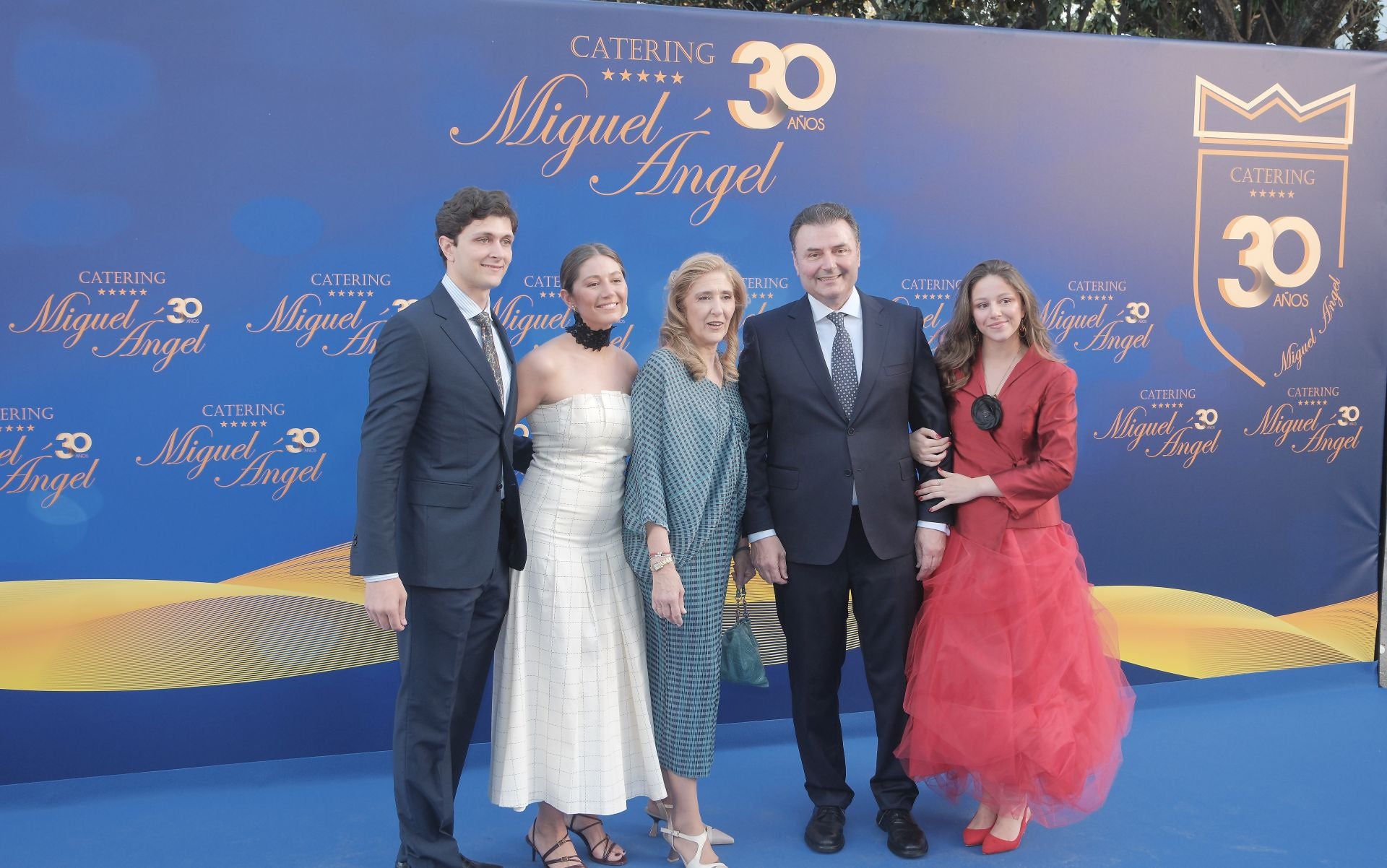 Miguel Ángel Jurado y Contanza García junto a sus tres hijos