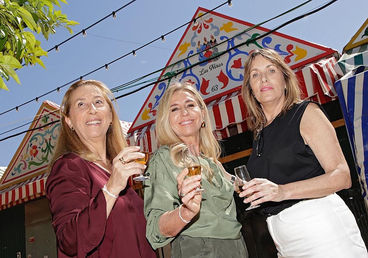 Charo Barrera, Carmen Barragán y Marga Blanco, socias de la caseta 'Las Niñas'