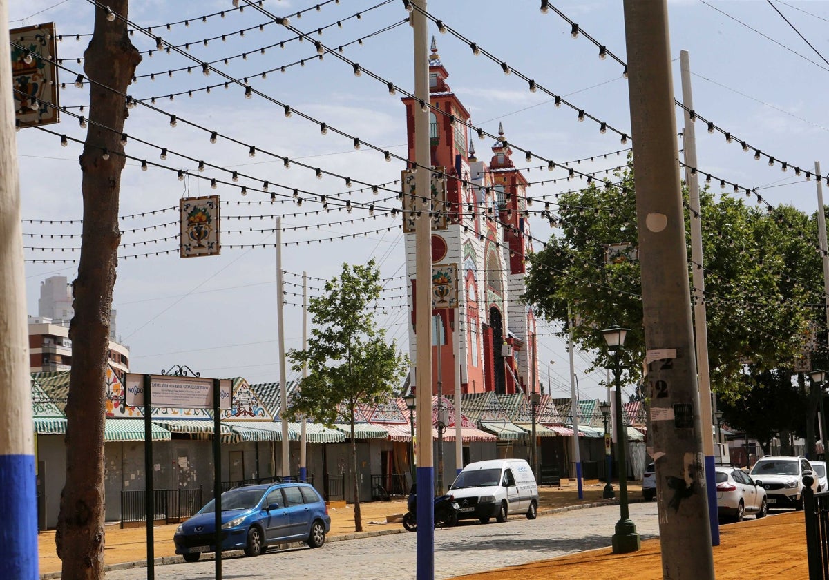Los operarios ultiman el montaje de la Feria de 2025, que se estrenará la noche del lunes 5 de mayo