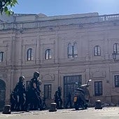 La Policía carga contra radicales del Barcelona junto al Ayuntamiento de Sevilla antes de la final