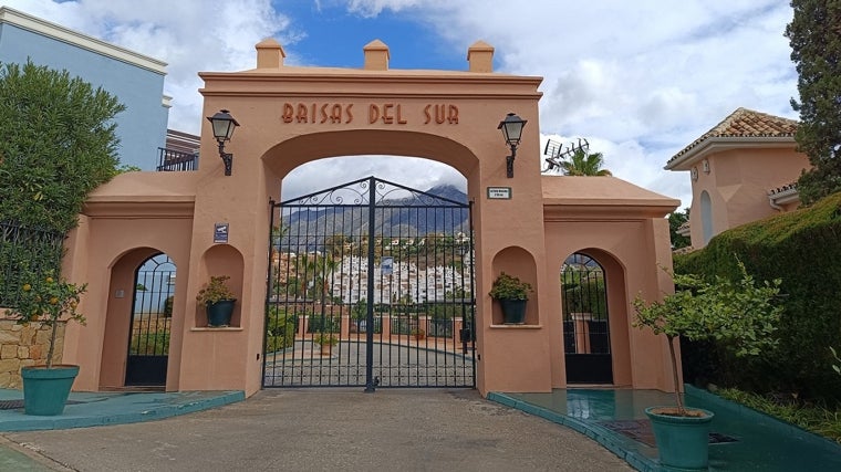 Conjunto residencial 'Brisas del Sur', donde Hacienda subasta esta vivienda en Marbella