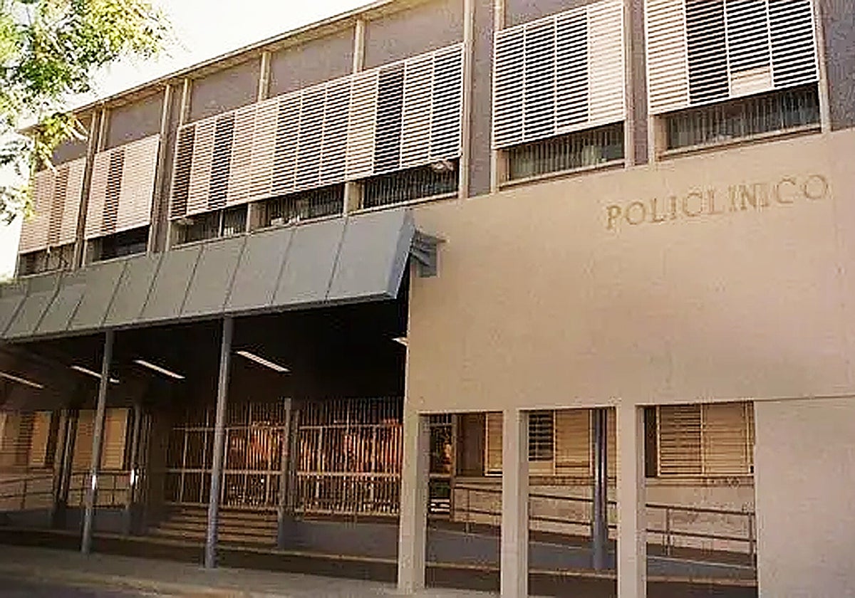 Fachada del Policlínico sevillano