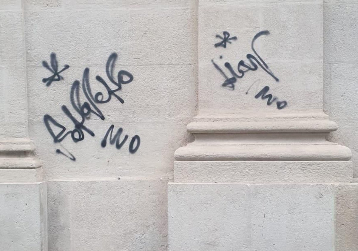 Pintadas vandálicas en la fachada del Ayuntamiento de Sevilla el pasado mes de enero