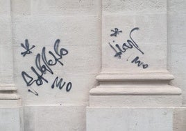 La Policía Local identifica a los dos autores de las pintadas vandálicas en la fachada del Ayuntamiento de Sevilla