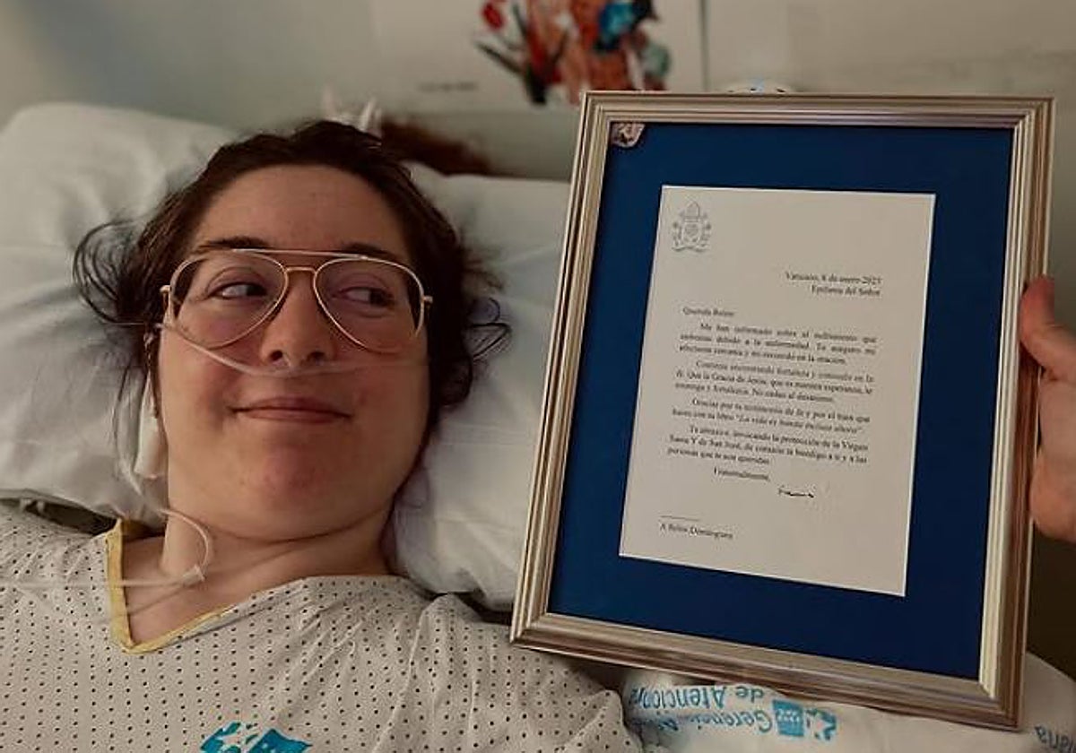 Belén Domínguez posó, desde la habitación del hospital Ramón y Cajal donde estaba ingresada, con la carta enviada por el Papa Francisco