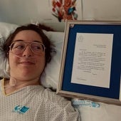 Belén Domínguez posó, desde la habitación del hospital Ramón y Cajal donde estaba ingresada, con la carta enviada por el Papa Francisco
