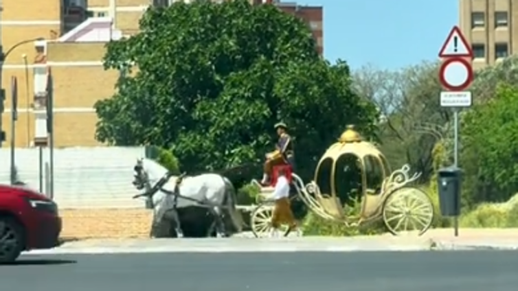 Aparece la carroza de la Cenicienta en Sevilla: «Mi barrio supera a Disney»