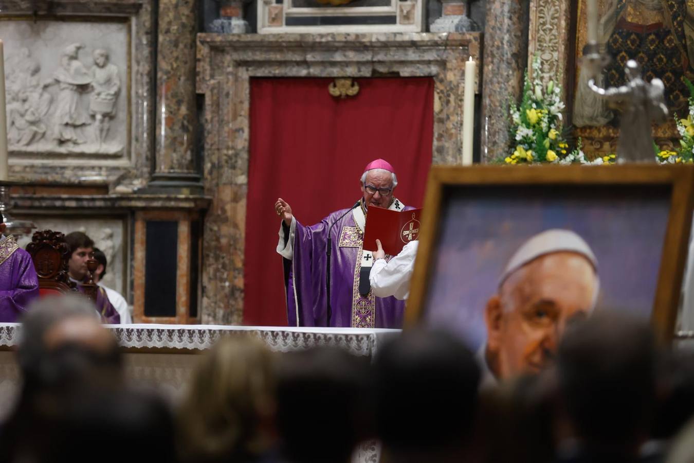 La misa por el Papa Francisco se ha celebrado en el Trascoro de la Catedral de Sevilla