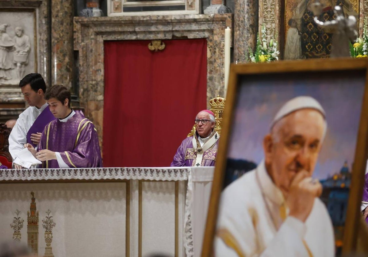 La misa por el Papa Francisco se ha celebrado en el Trascoro de la Catedral de Sevilla