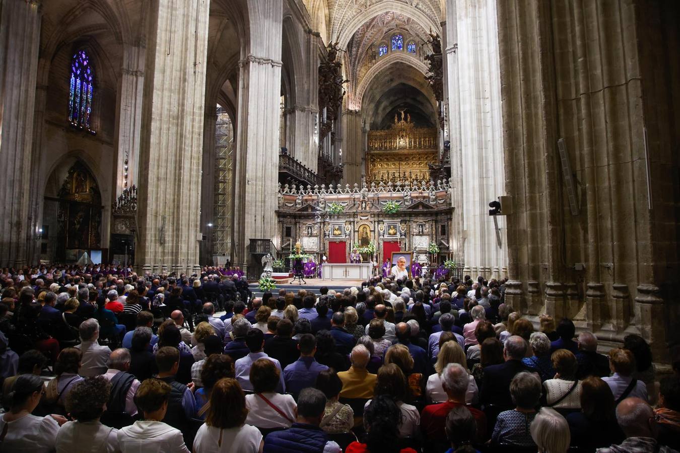 La misa por el Papa Francisco se ha celebrado en el Trascoro de la Catedral de Sevilla