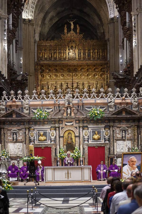 La misa por el Papa Francisco se ha celebrado en el Trascoro de la Catedral de Sevilla