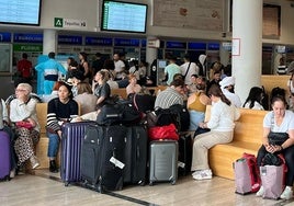 Incertidumbre en Plaza de Armas ante la cancelación de trenes en Santa Justa tras el apagón