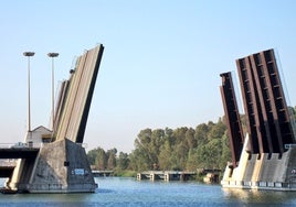 El Puente de las Delicias de Sevilla se abrirá hoy varias veces: estas son las horas afectadas