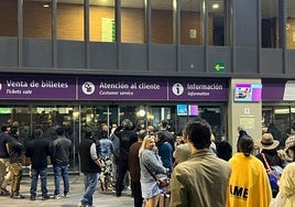 Salen los primeros trenes en la estación de Santa Justa de Sevilla, pero no funcionan los Cercanías
