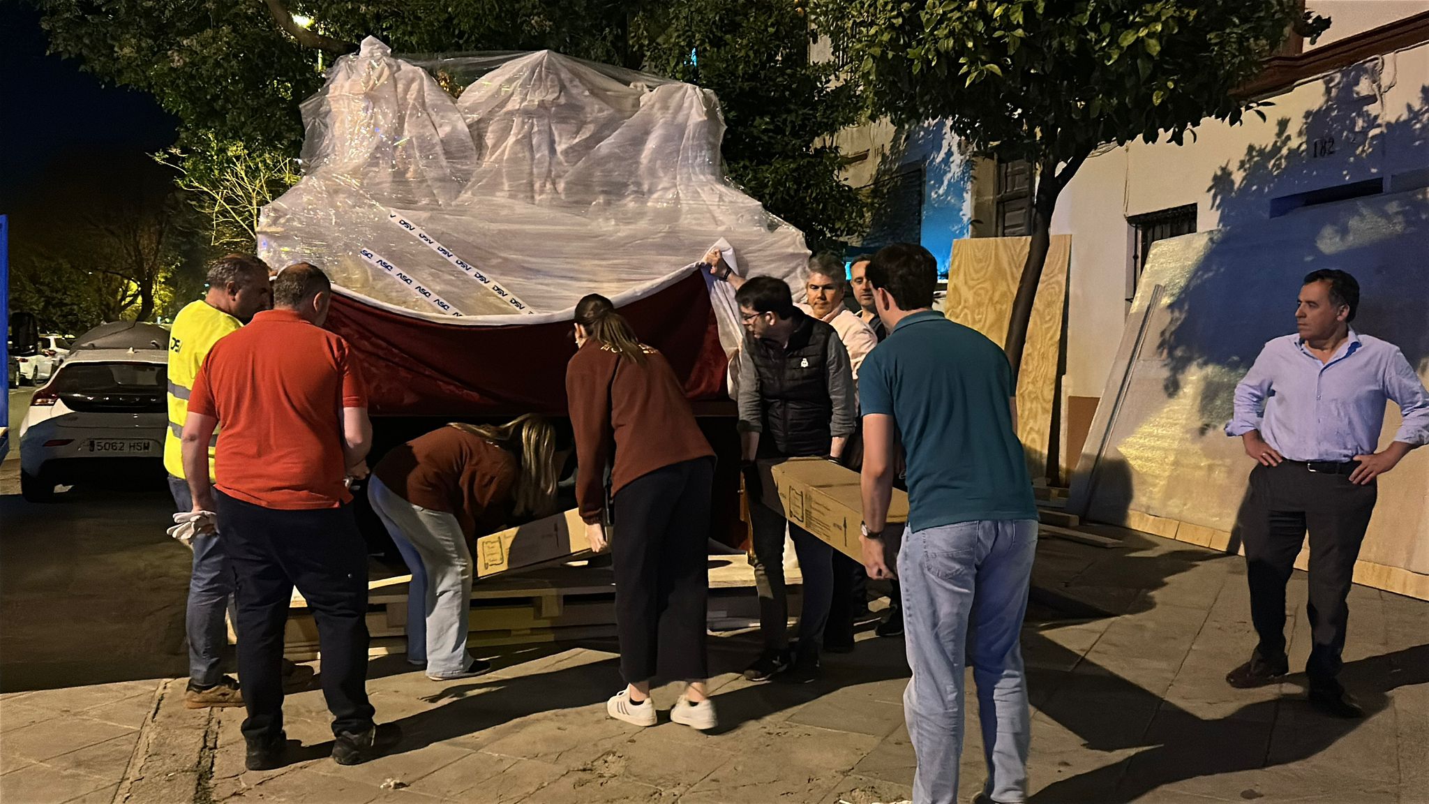 Los preparativos para el traslado del paso del Cachorro a Roma, en imágenes