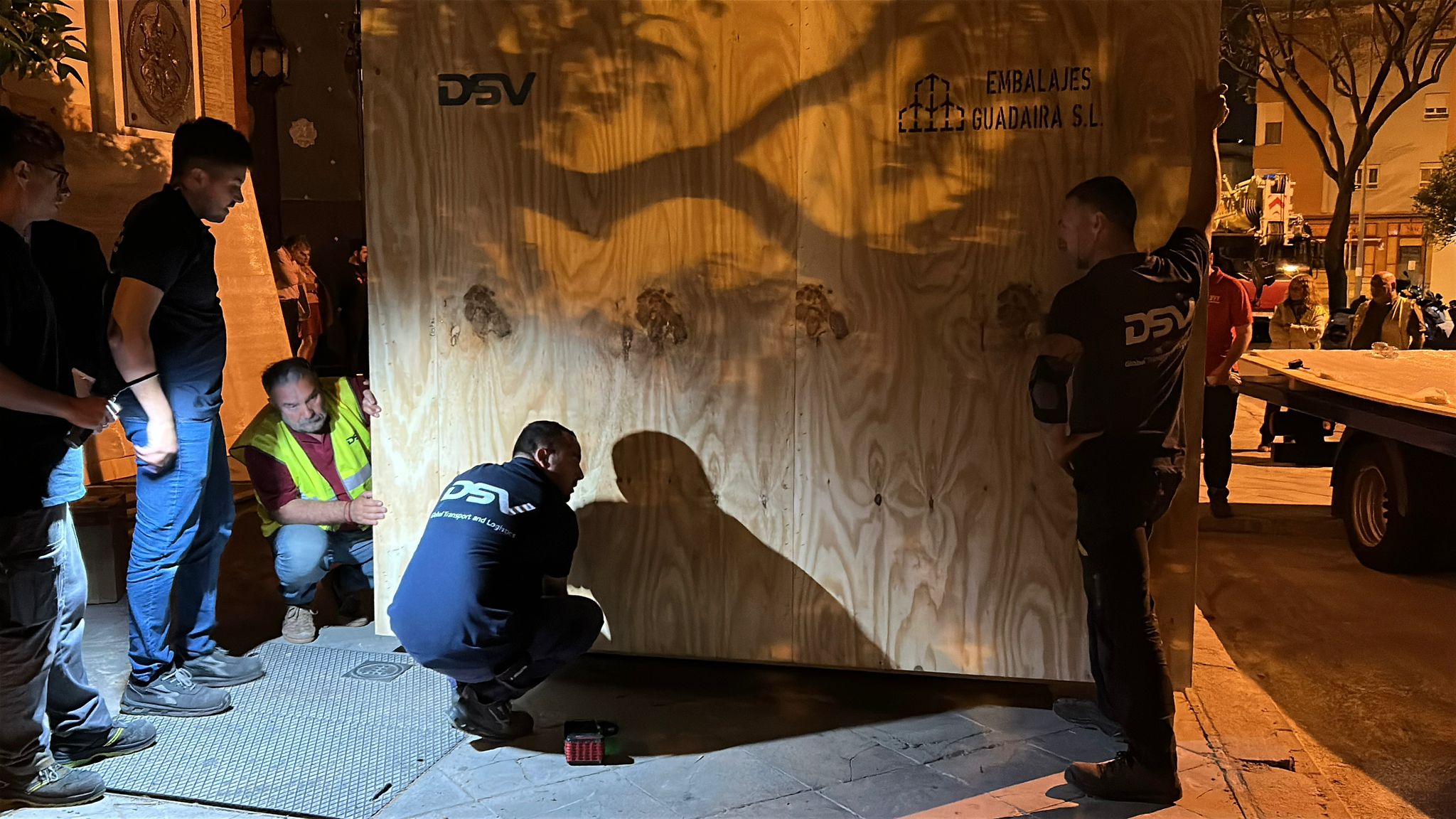 Los preparativos para el traslado del paso del Cachorro a Roma, en imágenes