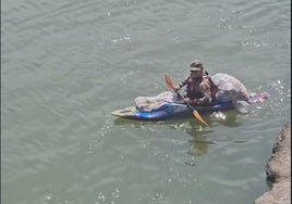 El 'piragüista ecológico' del Guadalquivir: recoge basura tirada al río
