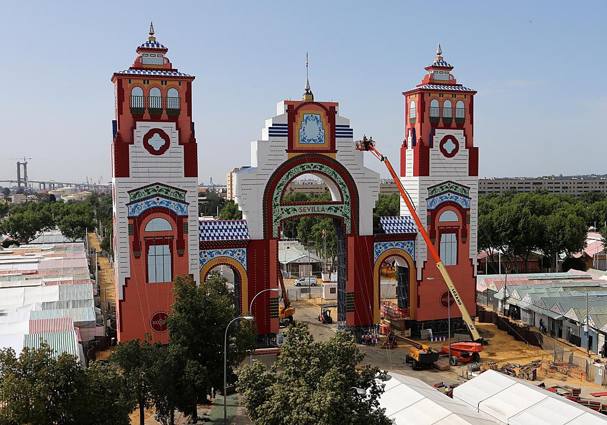 La portada de la Feria de Abril termina de ponerse a punto