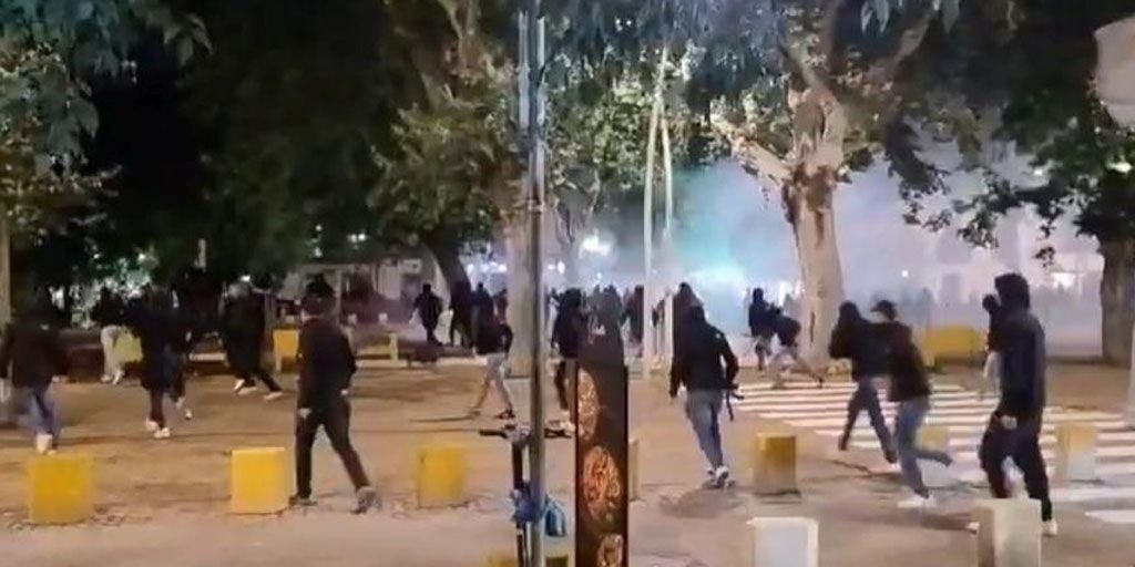 Nueva actuación policial contra aficionados de la Fiorentina en Sevilla: interceptan a varios jóvenes con palos ocultos