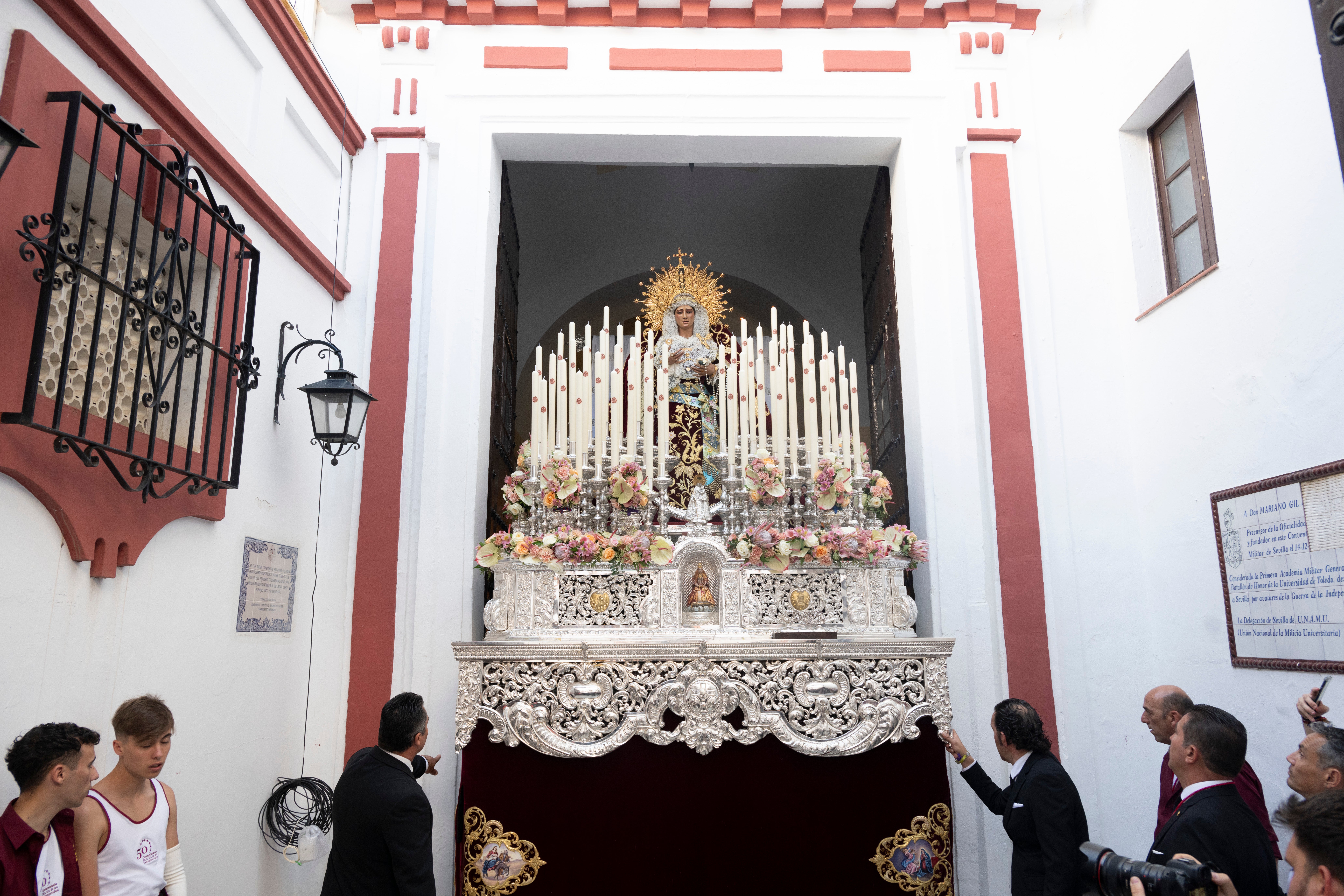 El traslado de la Virgen de los Desamparados del Alcosa, en imágenes