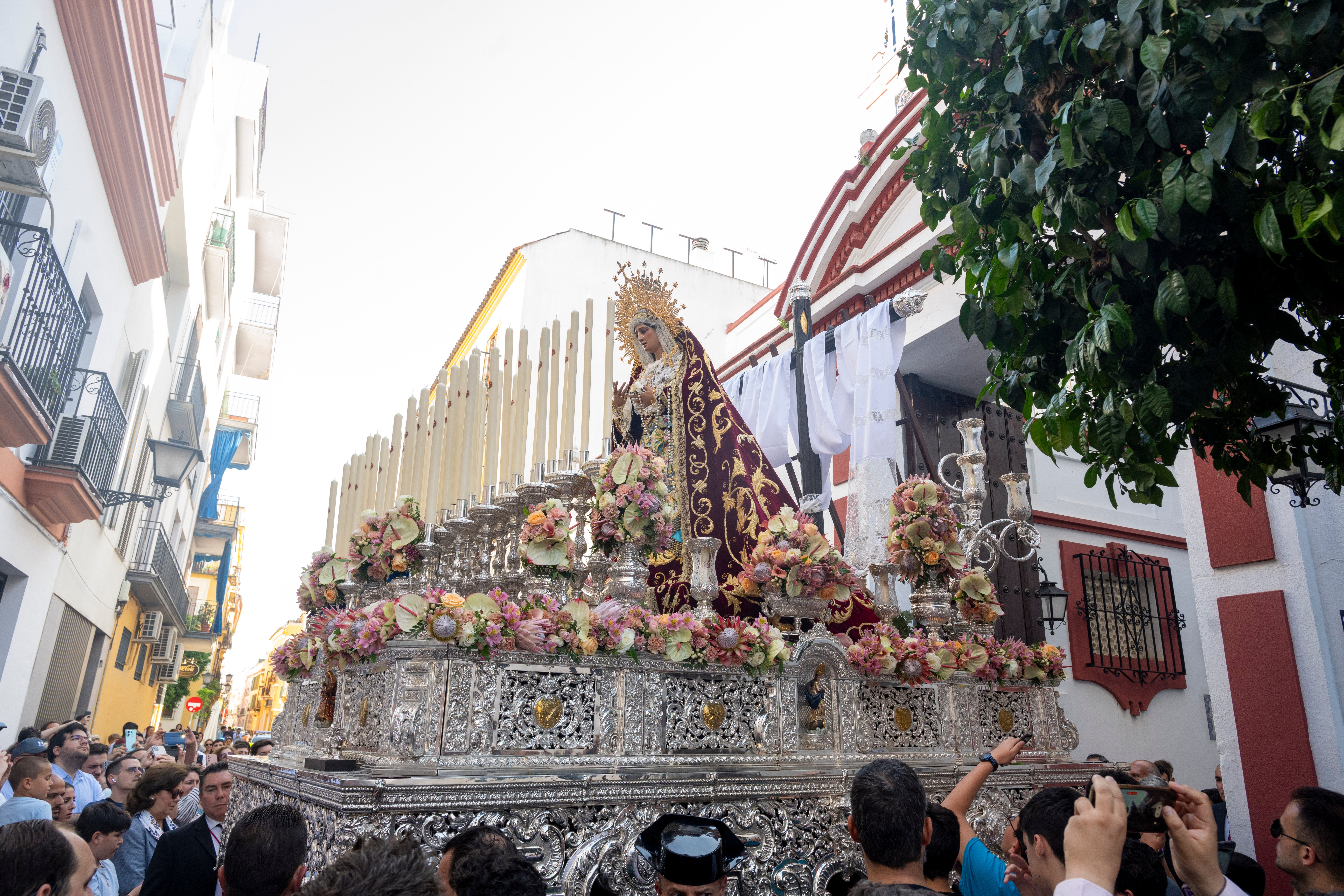 El traslado de la Virgen de los Desamparados del Alcosa, en imágenes