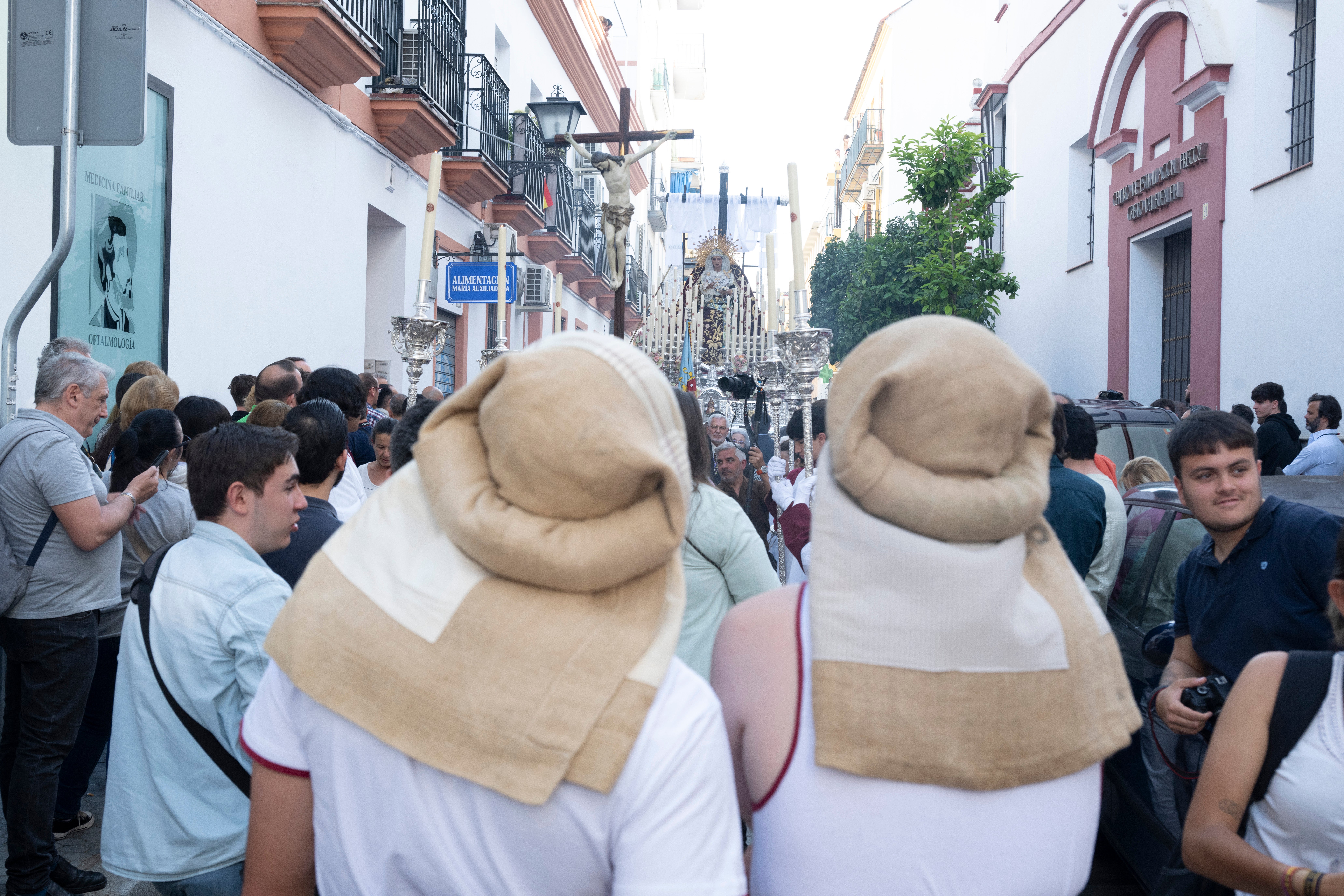El traslado de la Virgen de los Desamparados del Alcosa, en imágenes