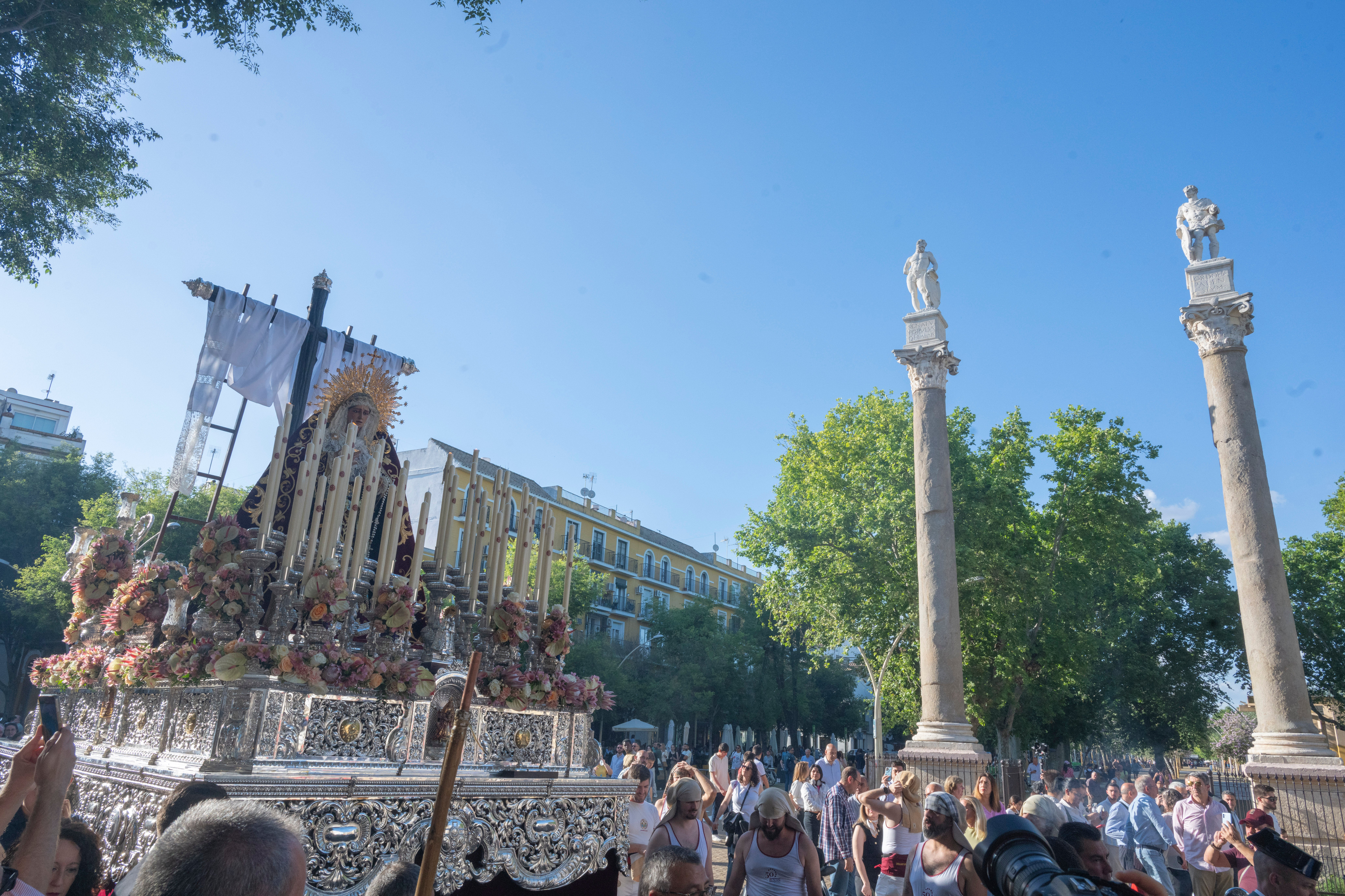 El traslado de la Virgen de los Desamparados del Alcosa, en imágenes