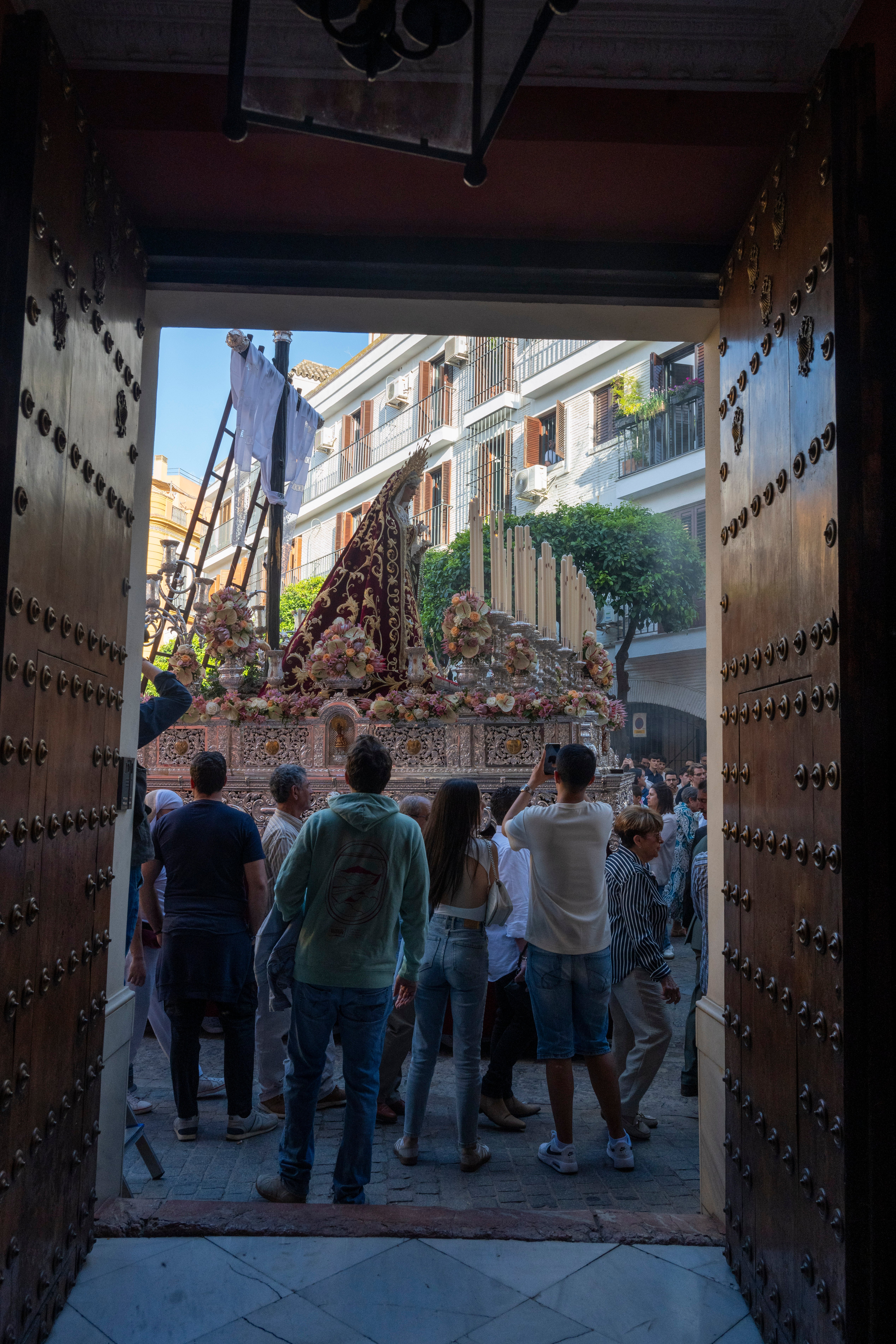 El traslado de la Virgen de los Desamparados del Alcosa, en imágenes