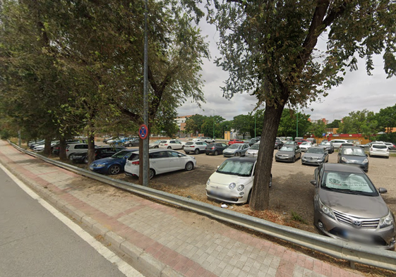 Aparcamiento gratuito en la Avenida Blas Infante, cerca del Real de la Feria