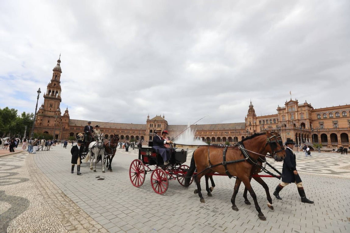 Paseo de los enganches por El Prado, San Telmo y la Plaza de España