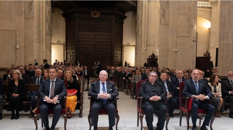 Las autoridades se situaron en primera fila y no en el presbiterio