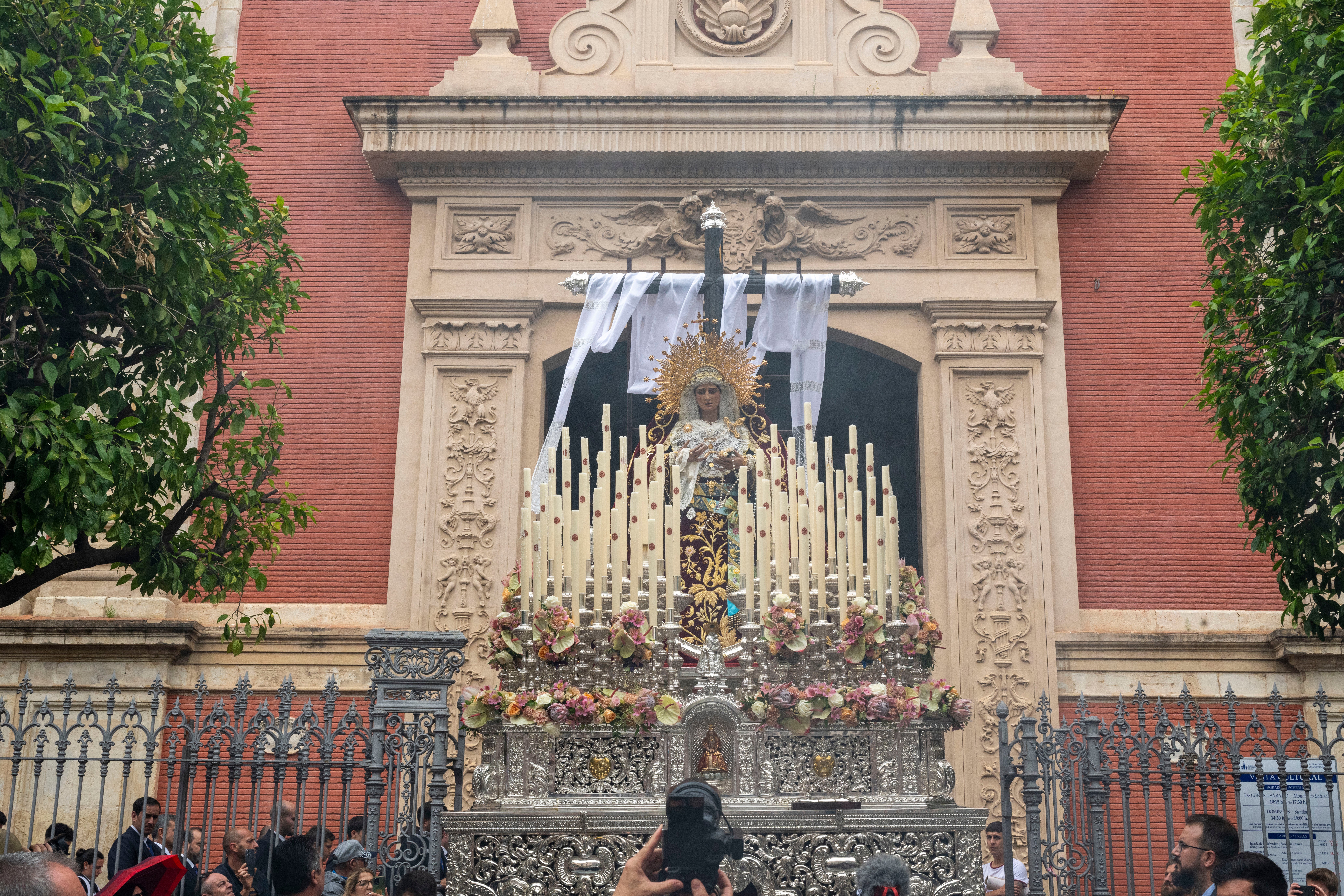 Procesión extraordinaria de la Virgen de los Desamparados de Alcosa, en imágenes