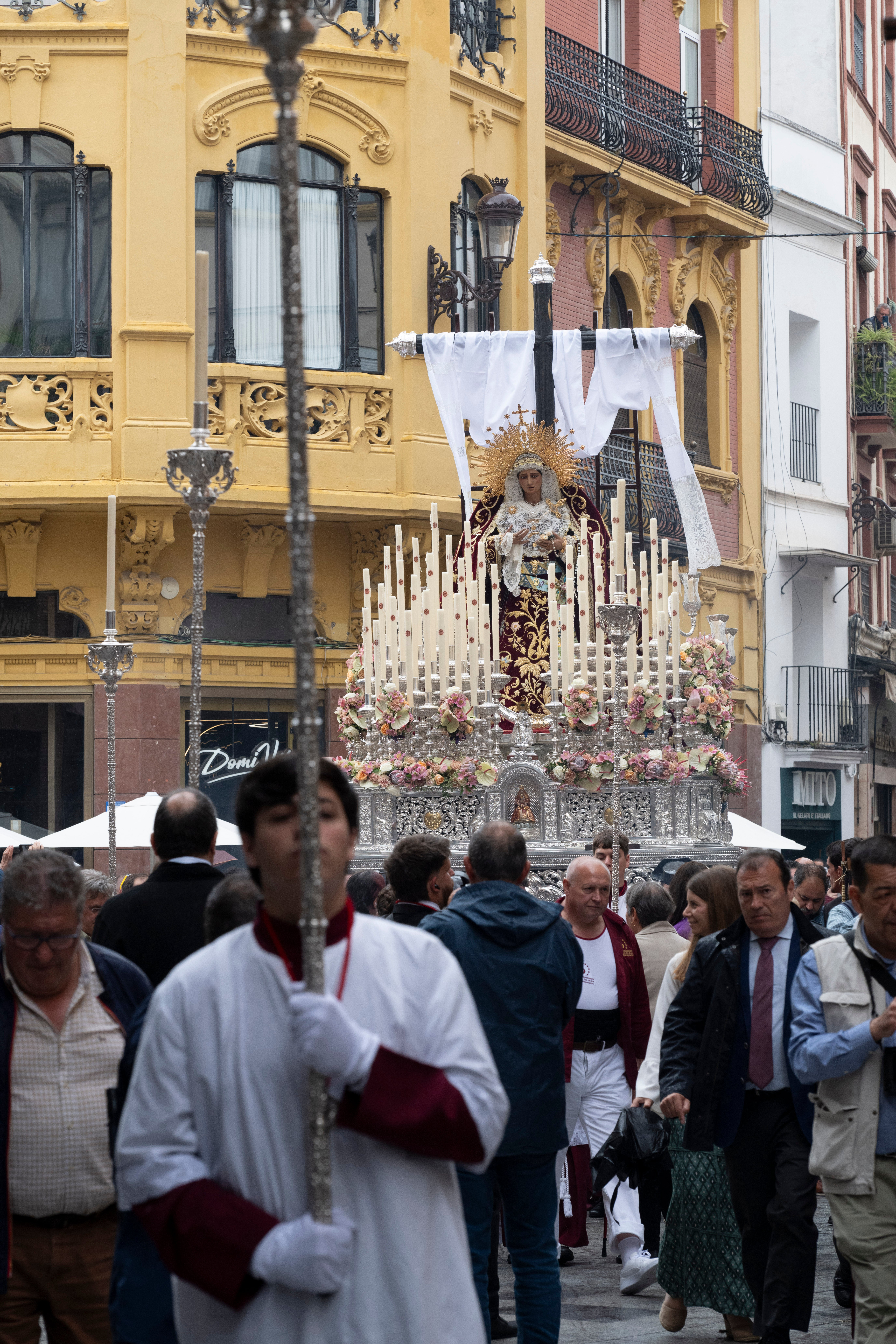 Procesión extraordinaria de la Virgen de los Desamparados de Alcosa, en imágenes